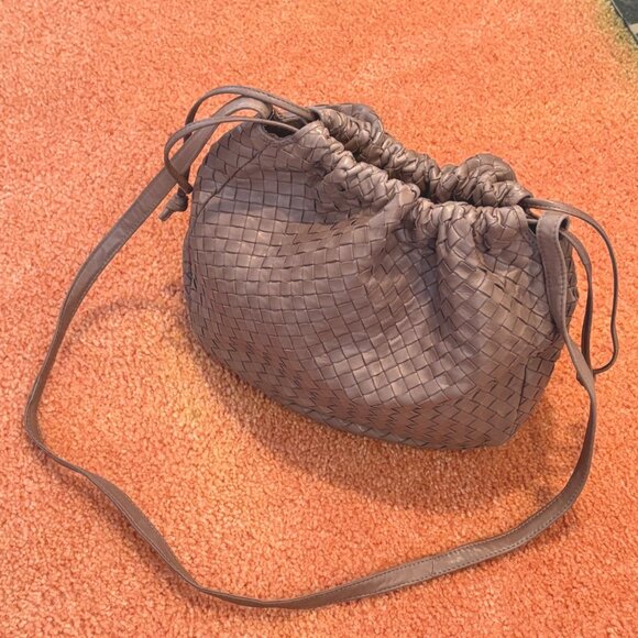 Vintage Bottega Veneta Taupe Intrecciato Buttery Leather Drawstring Hobo Bag - Picture 9 of 16